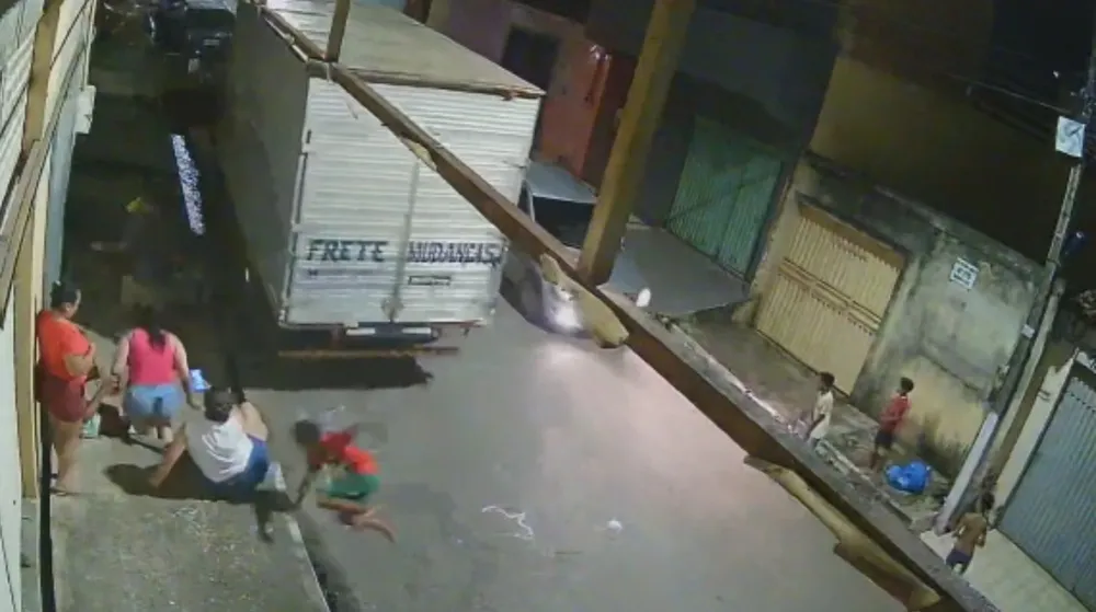 Caminhão desgovernado desce ladeira, bate em moto e faz curva sozinho em Parauapebas