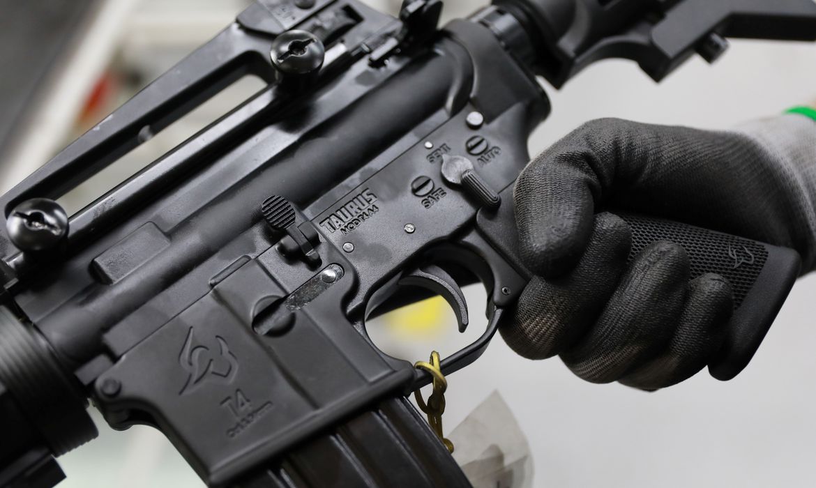 PF pode prender donos de 6 mil armas de uso restrito