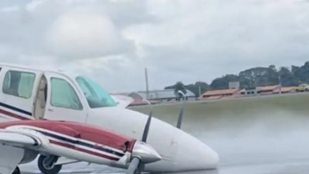 Avião faz pouso de emergência e fica ‘de bico’ em aeroporto no Pará