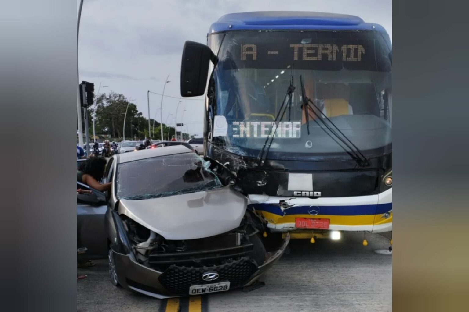 Colisão entre ônibus e carro deixa motorista ferido no Pará