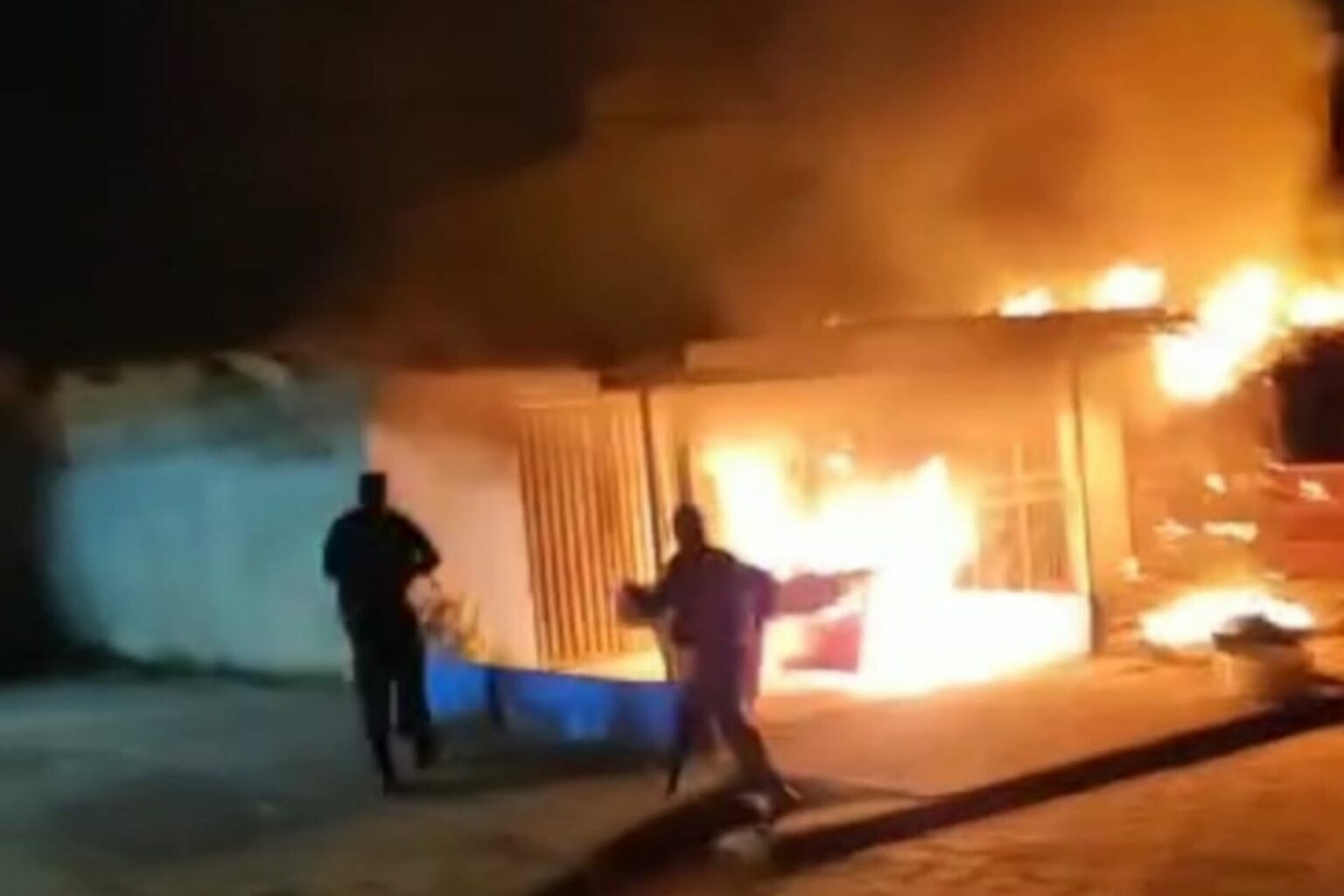 PM resgata moradores de casa em chamas no sul do Pará