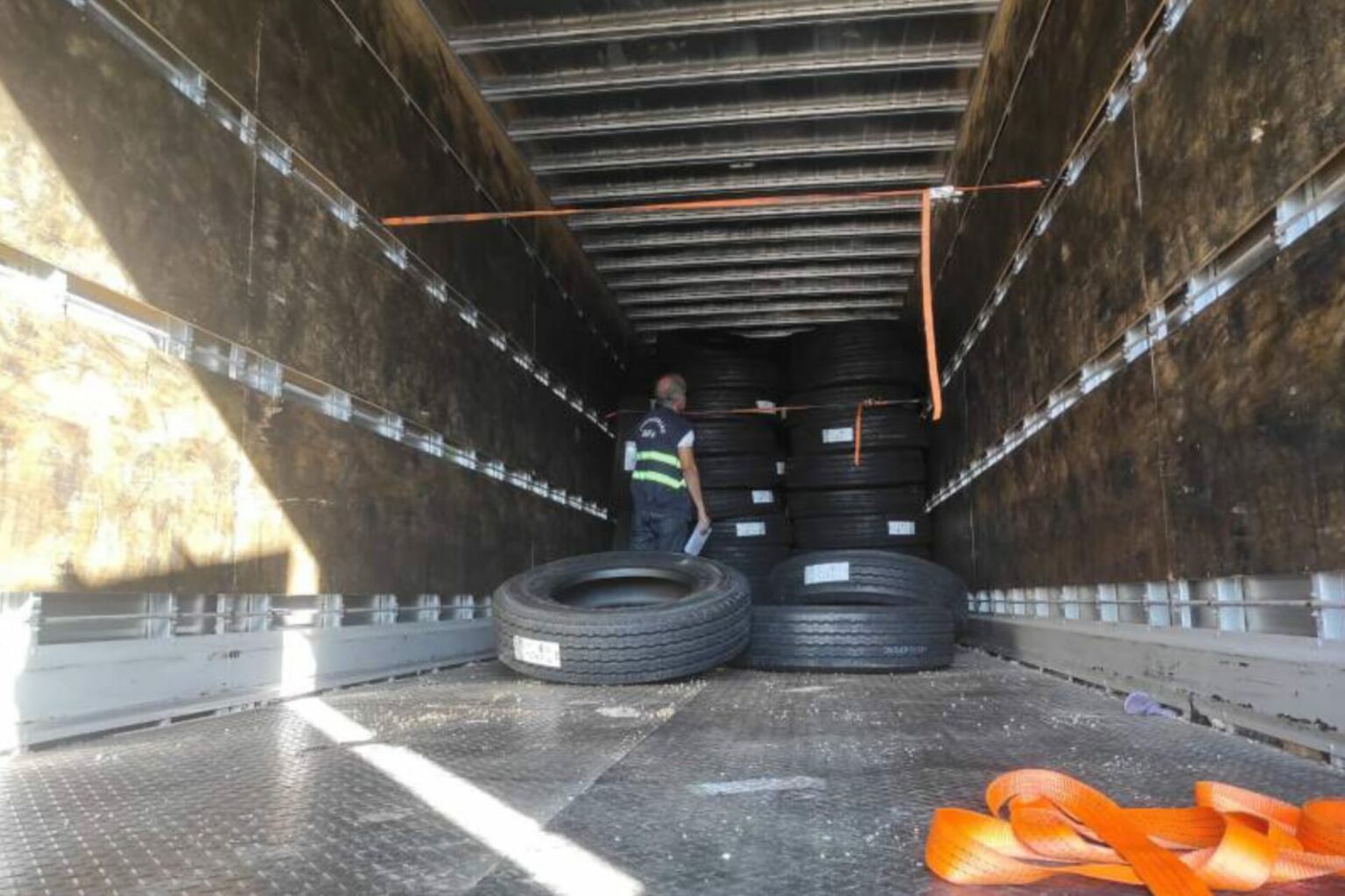 Sefa apreende 60 pneus automotivos em São João do Araguaia