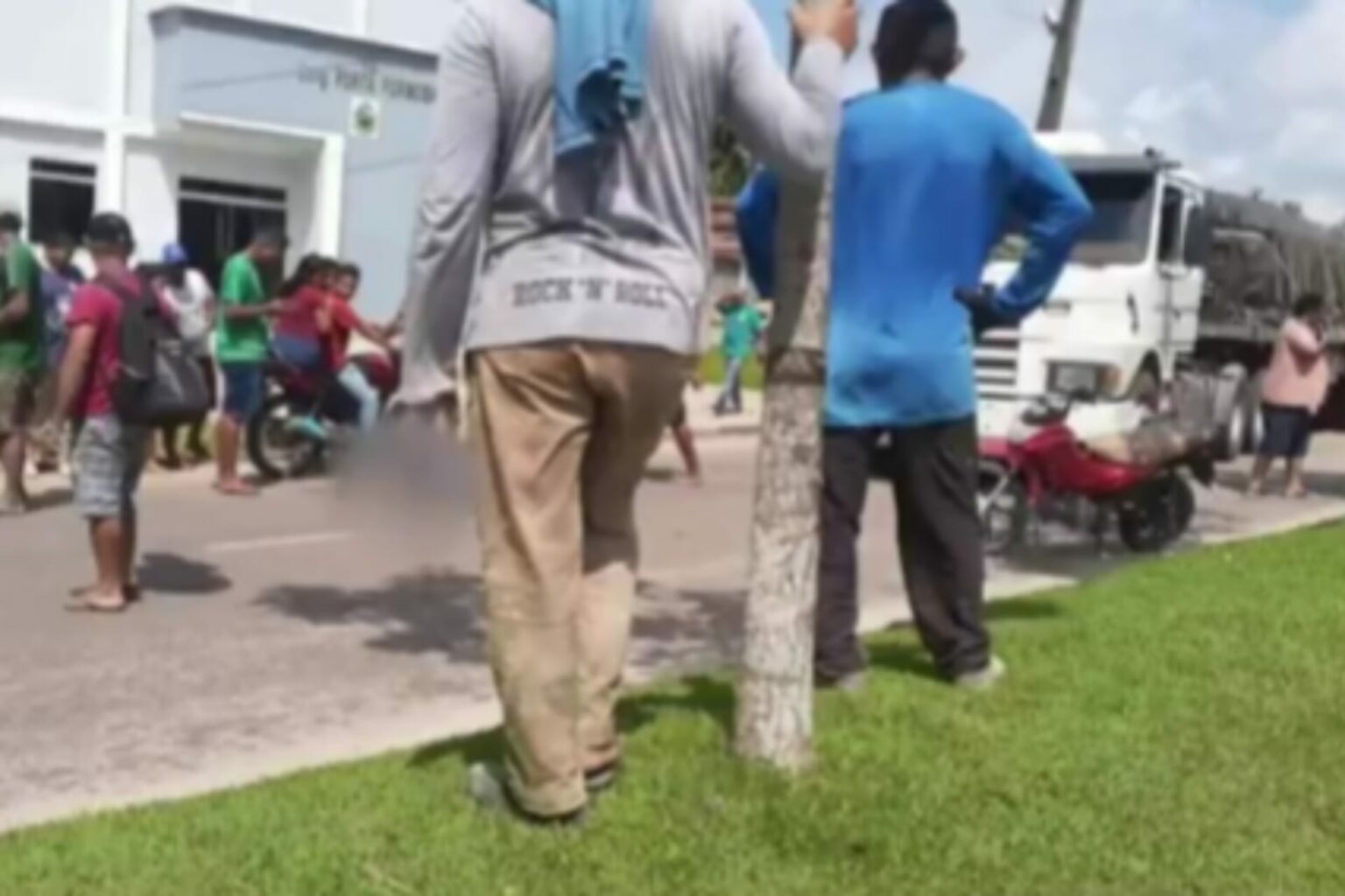 Motociclista perde controle ao desviar de buraco e colide com poste no Pará
