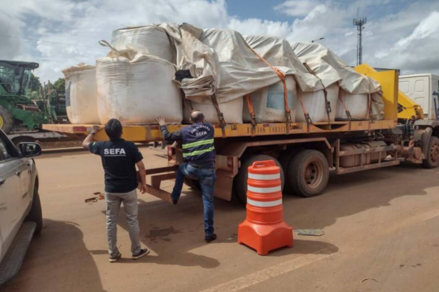 Sefa apreende cargas de fertilizantes e bebidas em Dom Eliseu