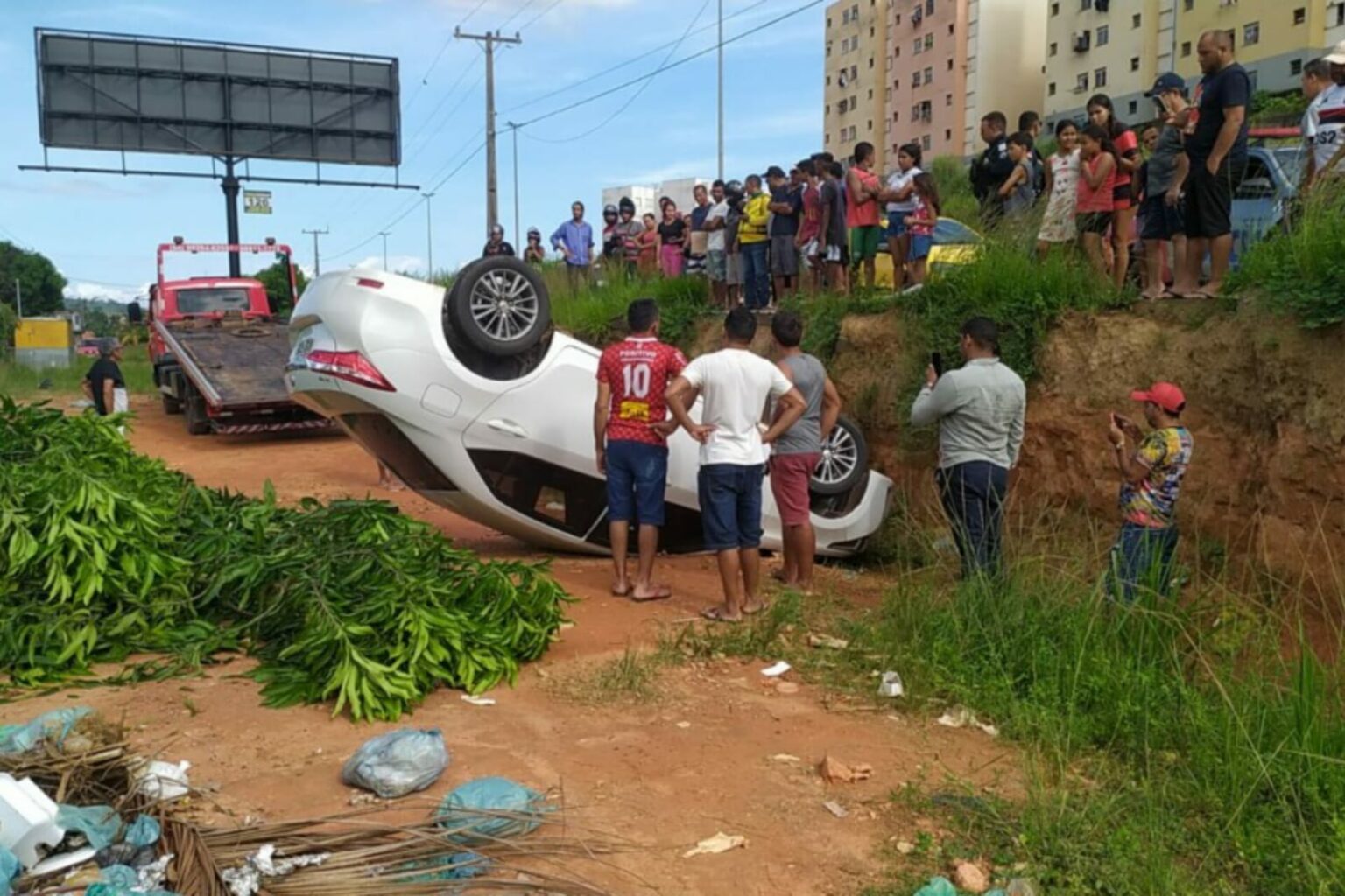 Carro capota após motorista desviar de motociclista em Parauapebas