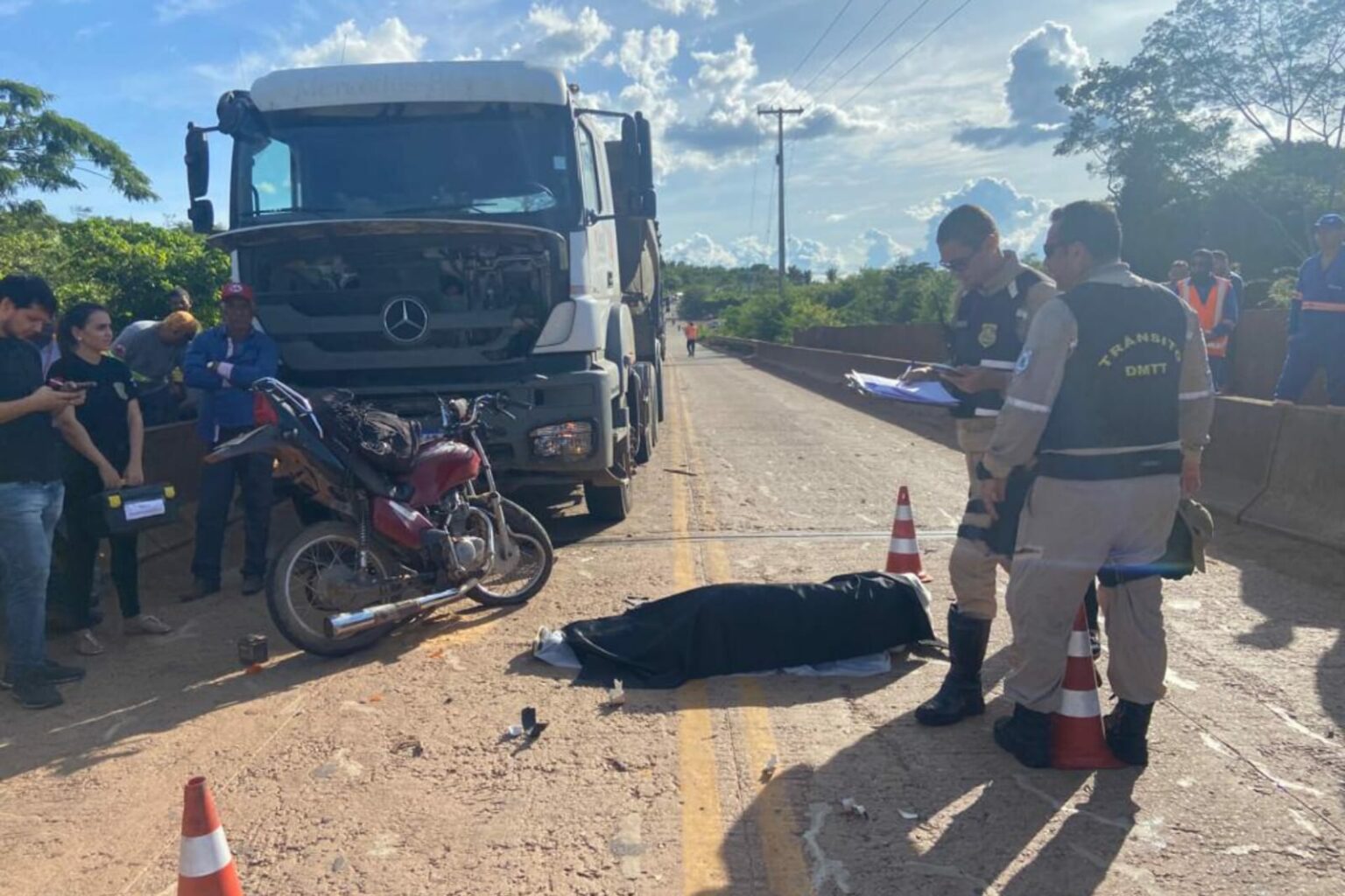 Motociclista morre após colidir com carreta na zona rural de Parauapebas