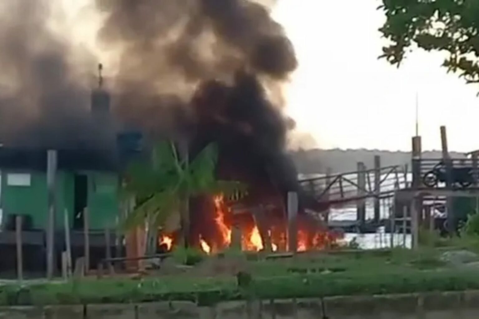 Posto de combustível flutuante pega fogo no Pará