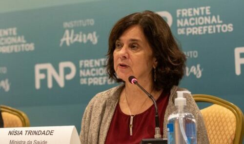 “É hora de intensificar a vacinação”, diz ministra sobre covid-19