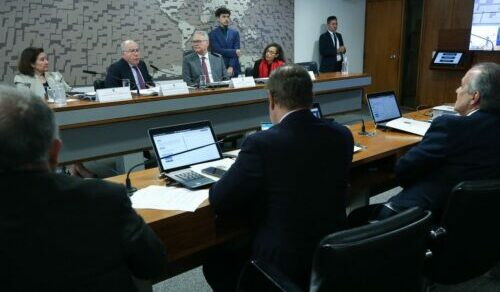 Brasil condena invasão da Ucrânia, mas é contra isolamento da Rússia