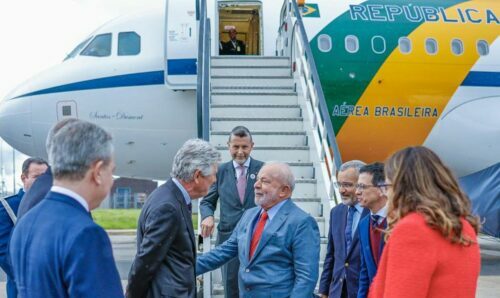 Lula chega à Inglaterra para cerimônia de coroação do rei Charles III; vídeo