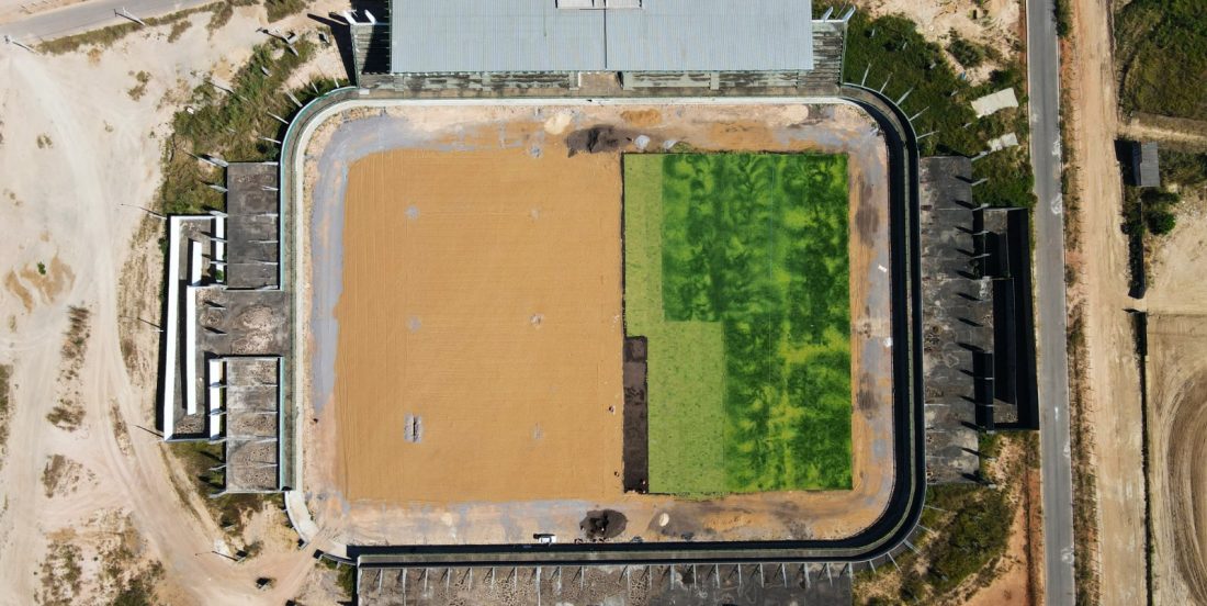 Novo estádio municipal avança com instalação do gramado