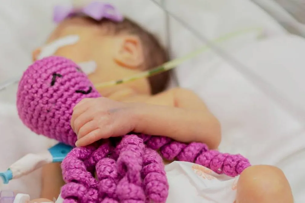 Regional de Marabá usa polvos de crochê para ajudar na recuperação de bebês prematuros