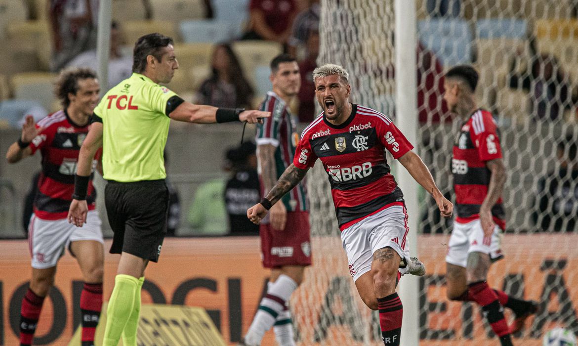 Flamengo vence Fluminense e se classifica às quartas da Copa do Brasil