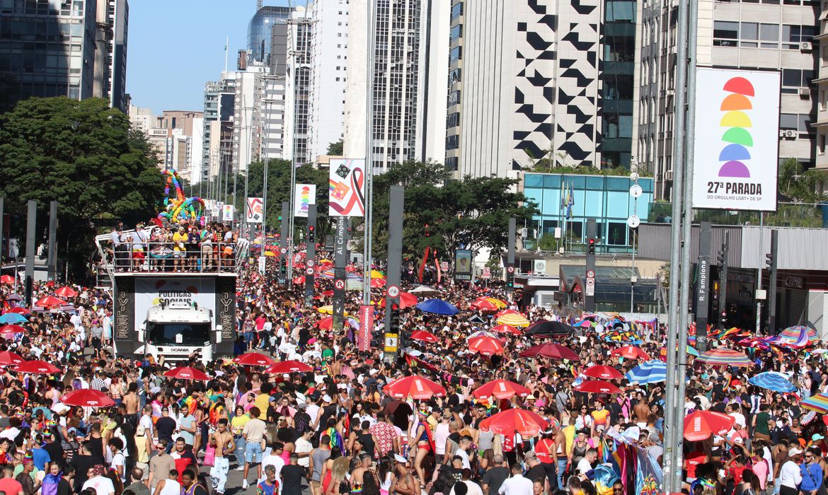 Parada LGBT+ leva milhões de pessoas para a Avenida Paulista