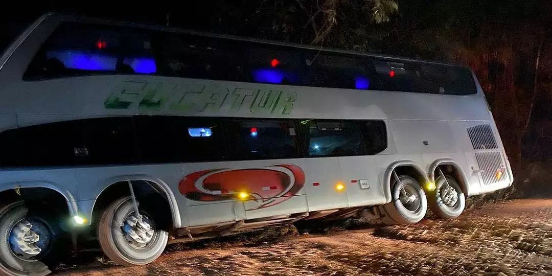 Ônibus que transportava time da Série D tomba antes de jogo