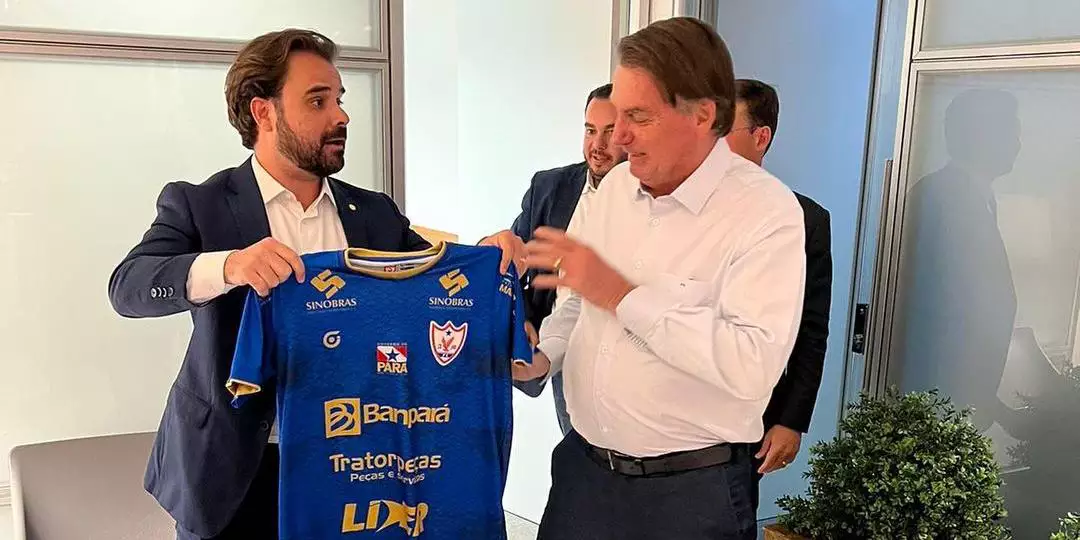 Ex-presidente Jair Bolsonaro ganha camisa do Águia de Marabá