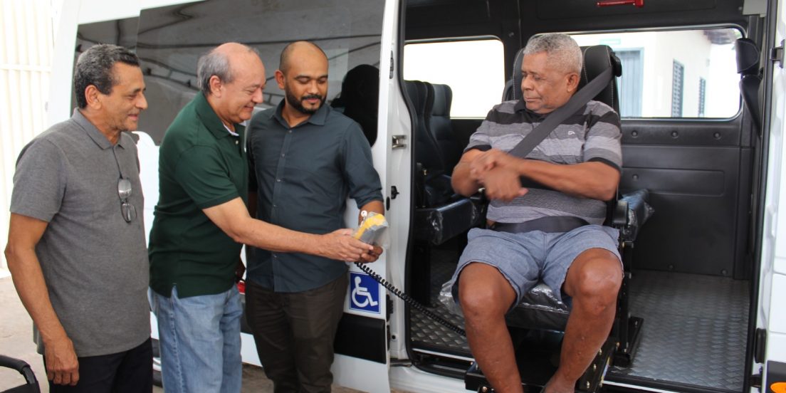Marabá adquire veículo adaptado para transportar idosos