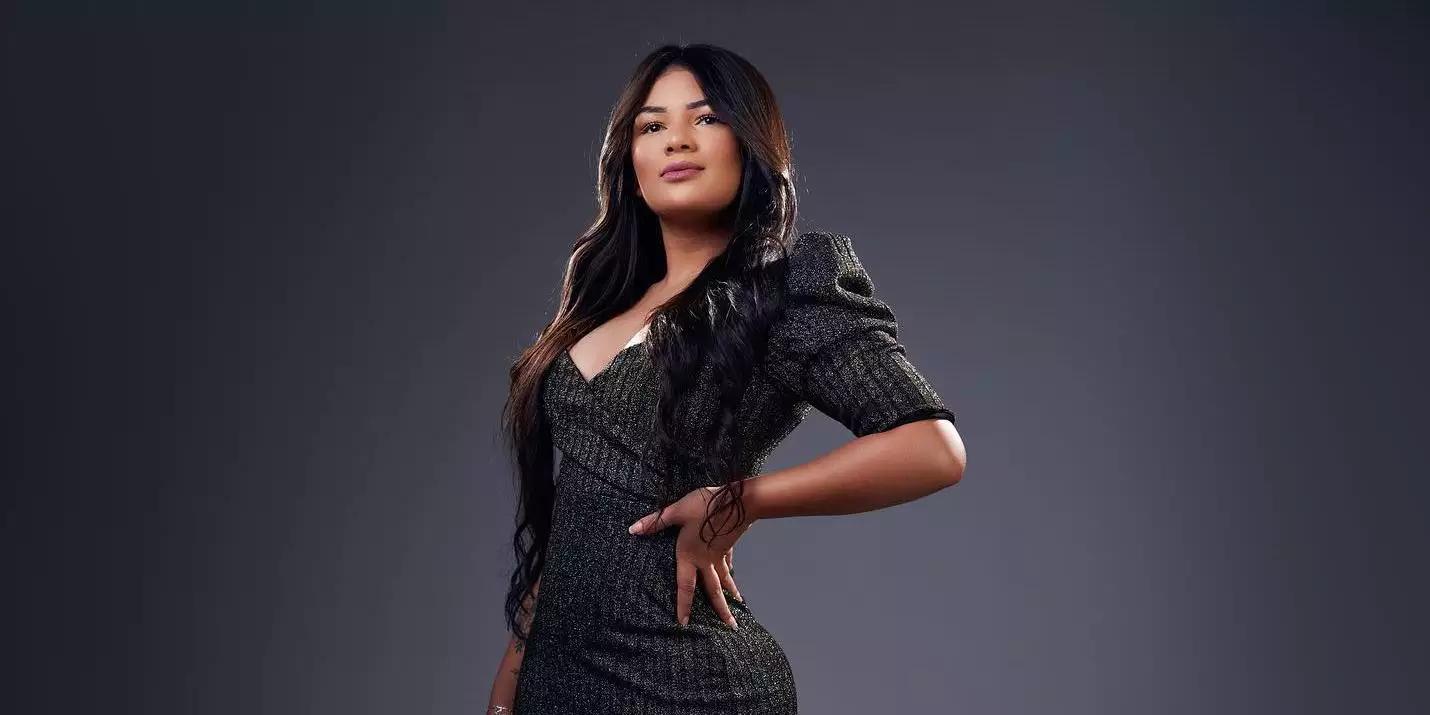 Cantora Vivi Araújo morre aos 22 anos após acidente de carro
