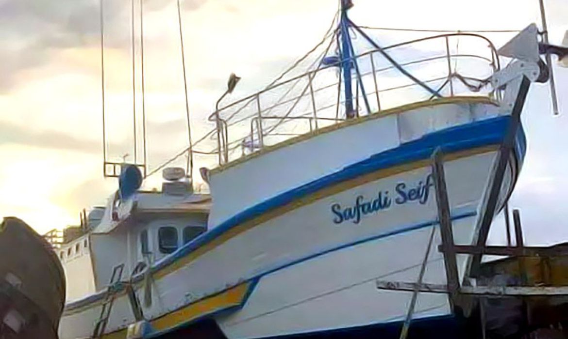 Barco com oito pessoas naufraga em Santa Catarina