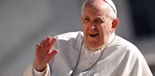 Papa Francisco é hospitalizado para cirurgia no intestino