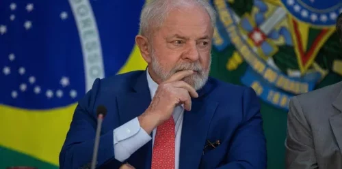 Deputados de partidos da base de Lula assinam pedido de impeachment