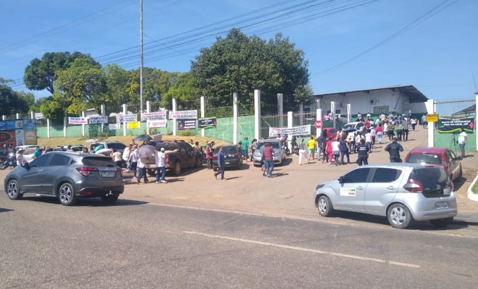 Servidores públicos interditam BR-230 em Marabá