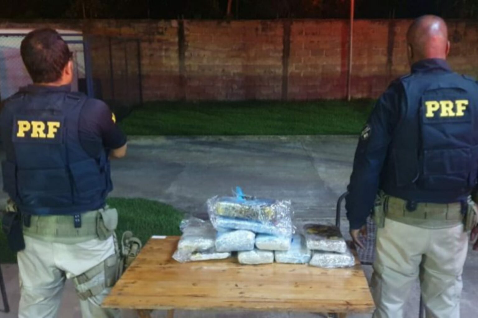 PRF prende mulher flagrada com 13 kg de drogas em bagagem no Pará