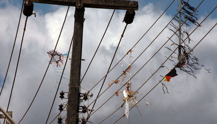 Início do veraneio acende alerta para pipas na fiação elétrica