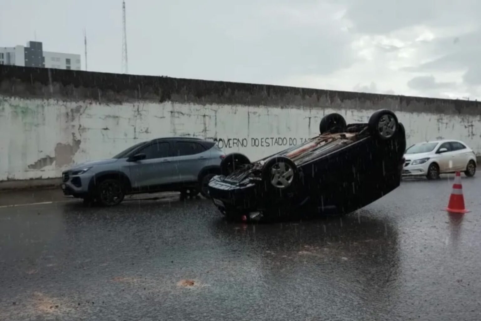 Carro capota após pneu estourar no Pará