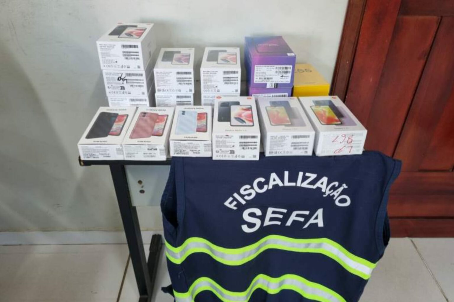 Sefa apreende eletrônicos dentro de ônibus em Conceição do Araguaia