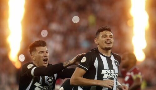 Palmeiras ganha clássico, mas Botafogo sustenta ponta do Brasileiro