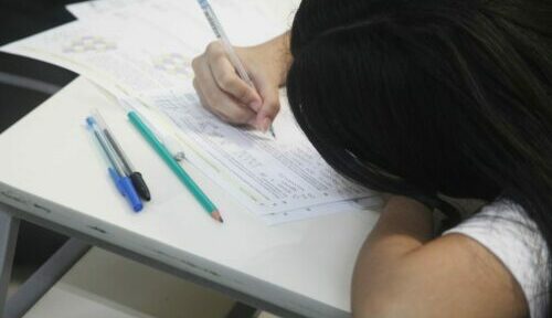 Curso gratuito prepara estudantes de todo o país para o Encceja