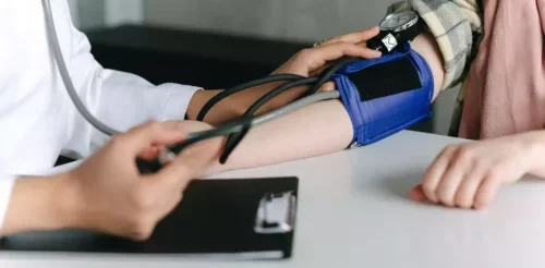 Saiba o que realmente funciona para controlar a pressão alta