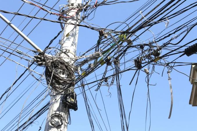 Excesso de fiação em postes revela negligência da Equatorial em Marabá