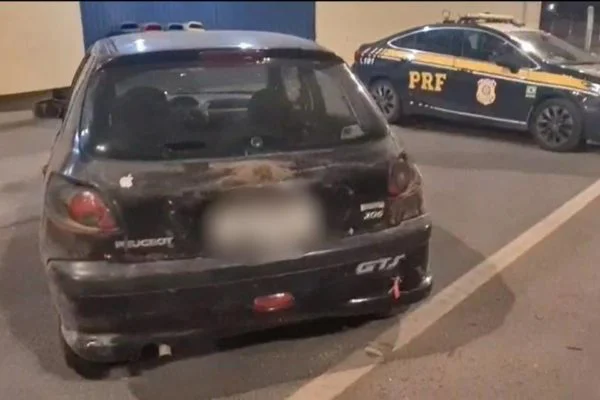 PRF apreende carro com 110 multas e mais de R$ 21 mil em débitos