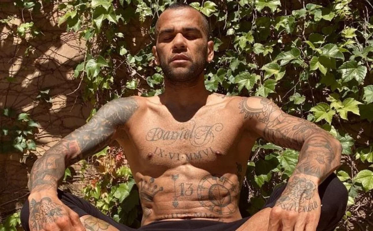 Primeira imagem de Daniel Alves na prisão é exibida pela TV