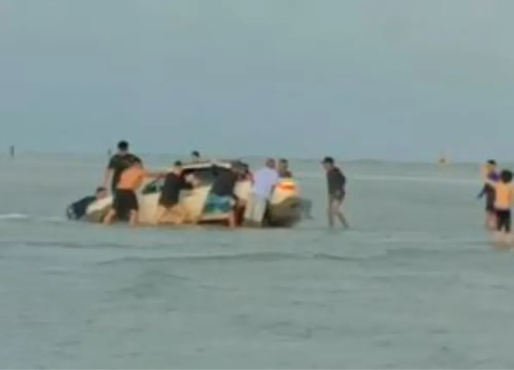 Caminhonete é ‘engolida’ por maré alta na praia de Salinópolis