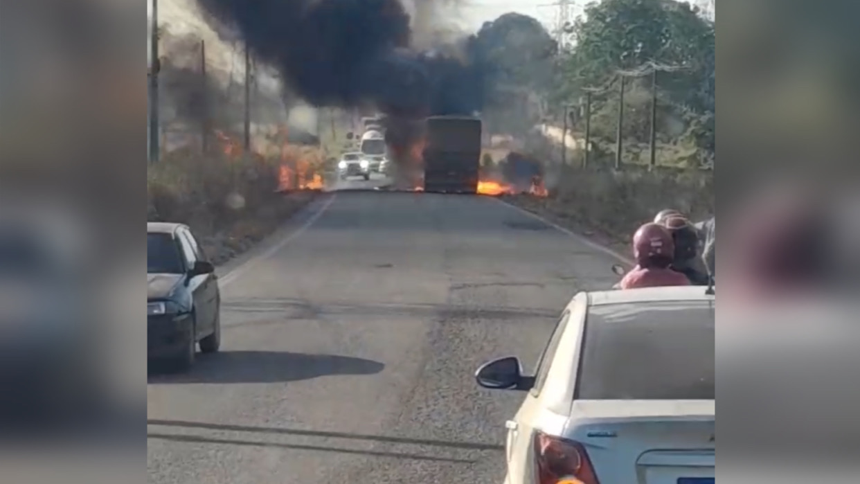 Vídeo: carreta pega fogo e trava trânsito na BR-155, em Marabá