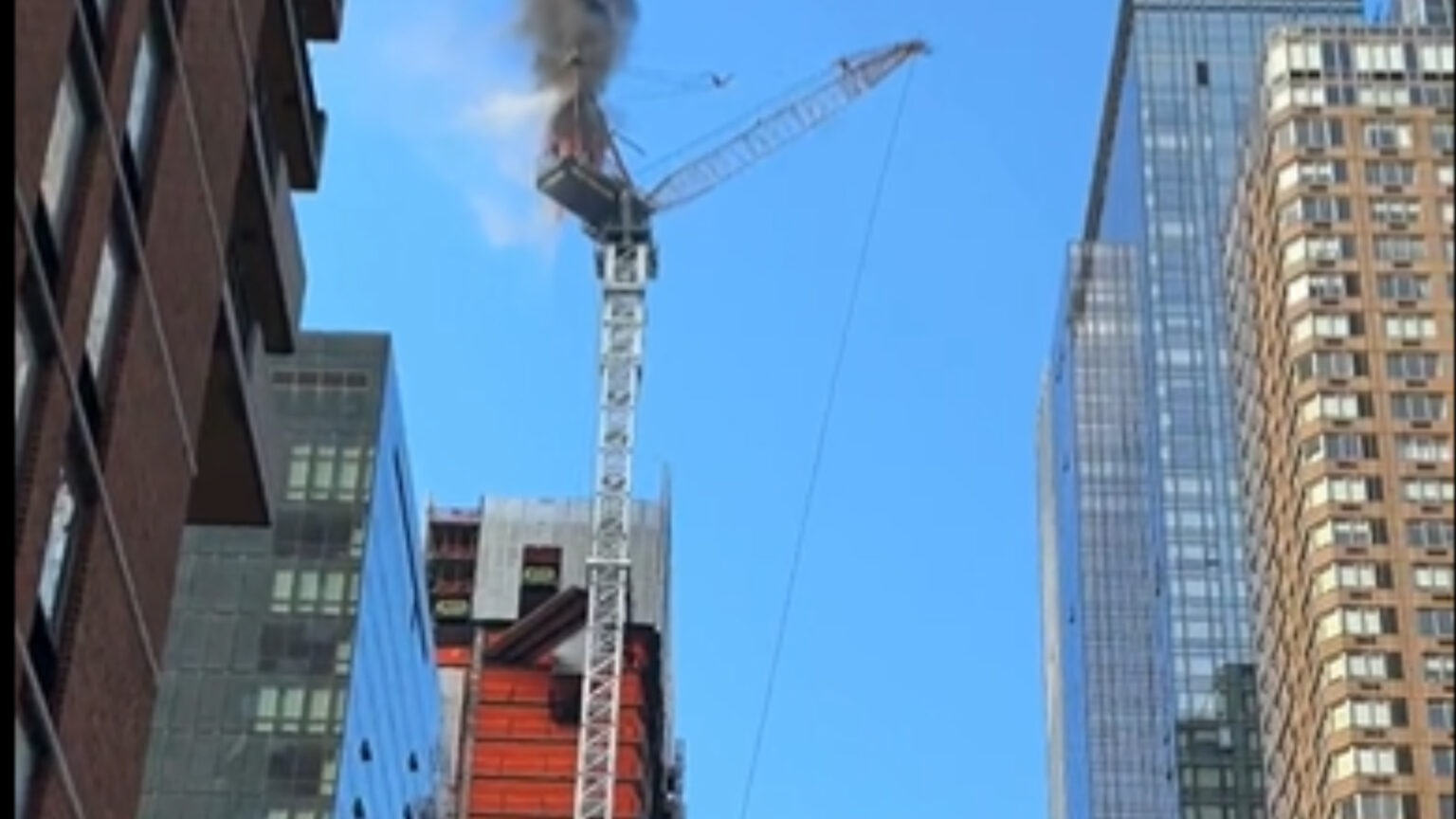 Guindaste despenca do topo de prédio em Nova York e bate em edifícios
