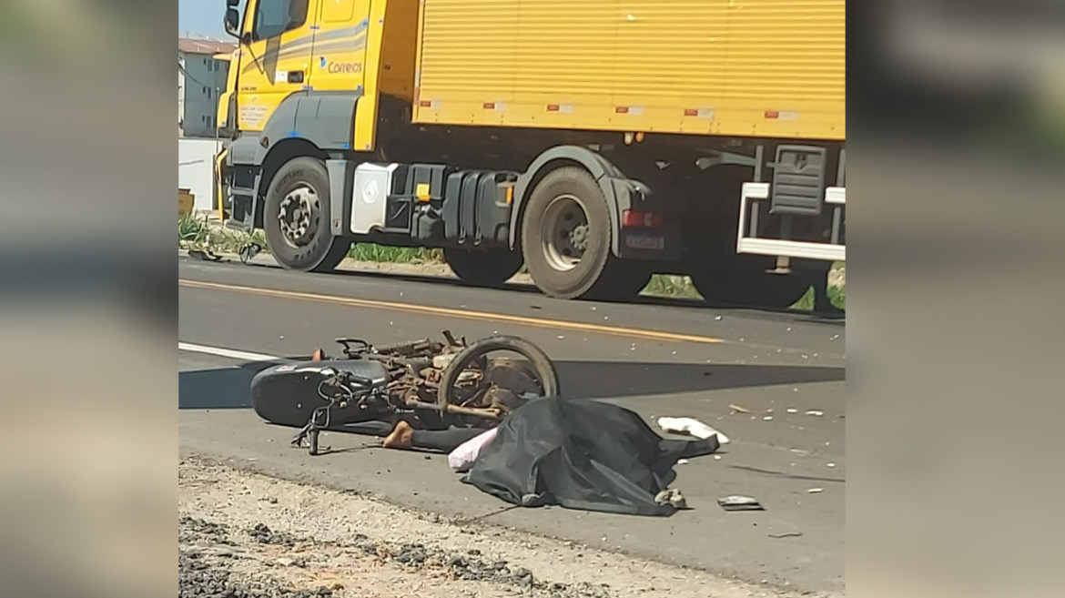 Mulher morre após bater moto de frente com caminhão em Marabá