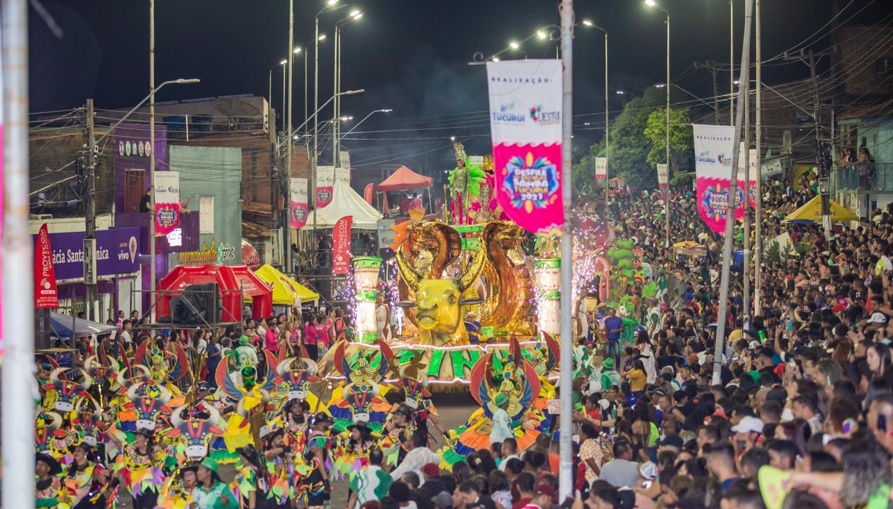 Desfile das Escolas de Samba arrasta multidão pelas ruas de Tucuruí
