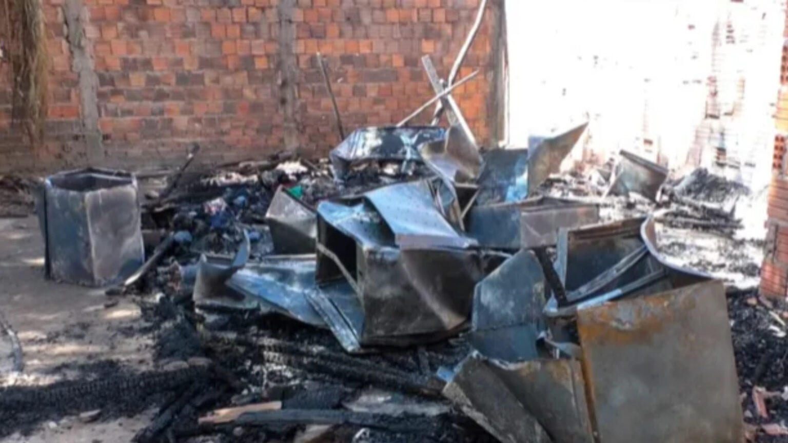 Mulher pede ajuda para reconstruir sua casa após perder tudo em incêndio