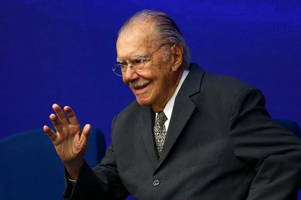 José Sarney é hospitalizado após sofrer queda em casa, no Maranhão
