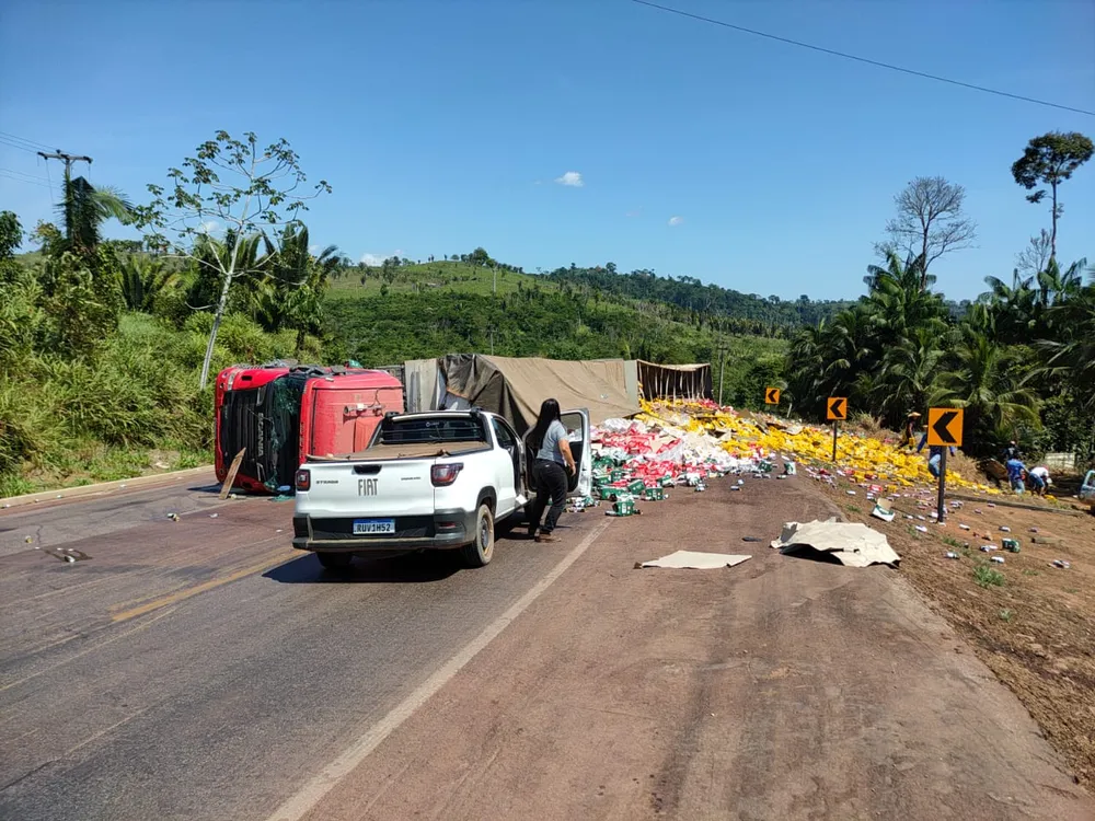Carreta carregada de cervejas tomba e carga é saqueada no interior do Pará