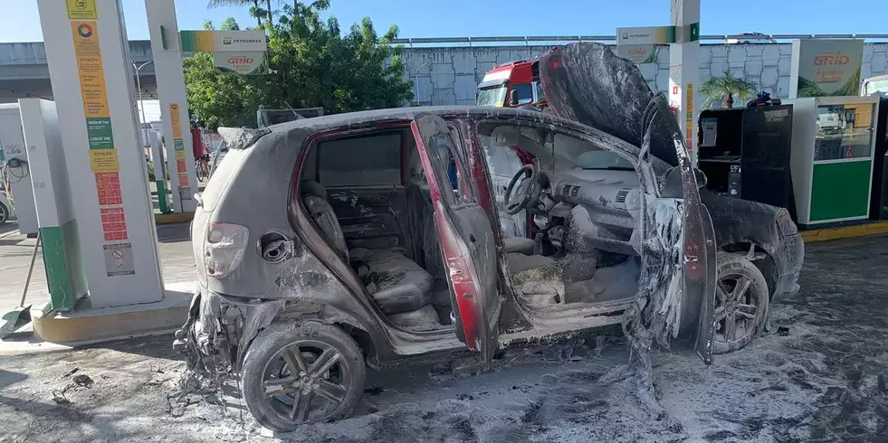 Carro explode em posto de combustíveis e deixa três mulheres feridas