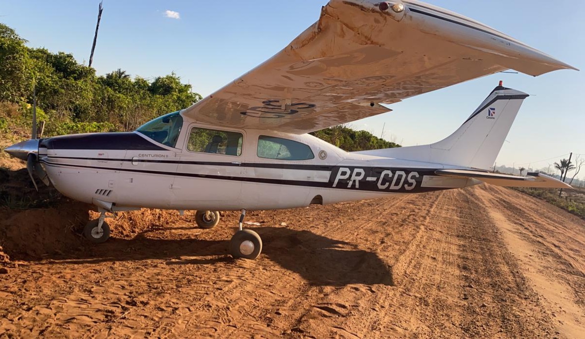 Avião roubado faz pouso forçado na BR-230