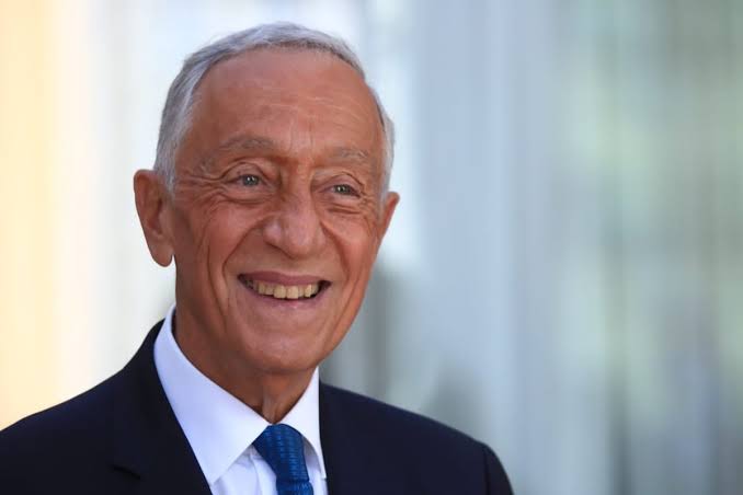 Vídeo: Presidente de Portugal é carregado para hospital após desmaiar
