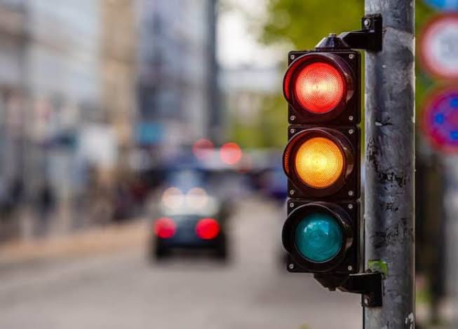 Motorista fura sinal vermelho e quase causa acidente em Marabá