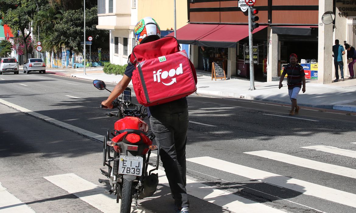 iFood assina compromisso com MPF após investigação sobre direitos de trabalhadores