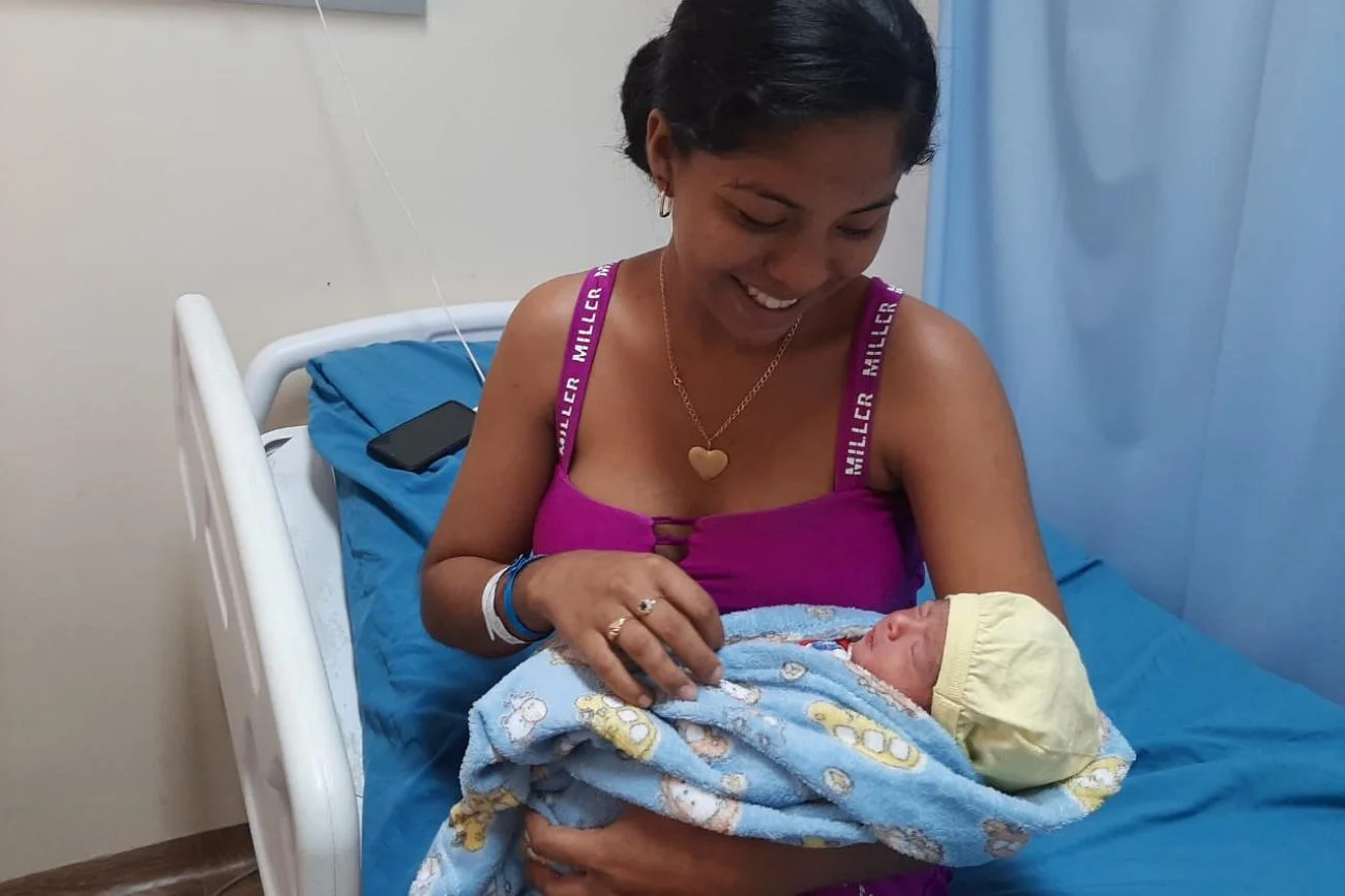 Mulher dá à luz durante viagem de balsa no Pará